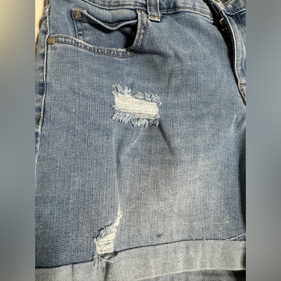 💙 Jennifer Lopez Distressed Shorts - Picture 8 of 8